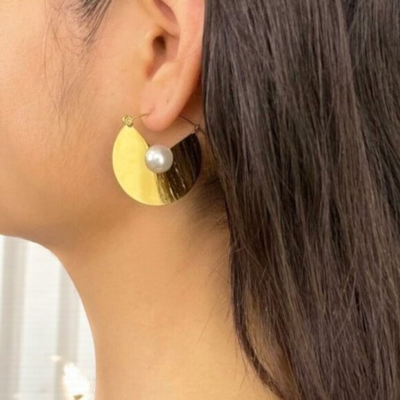 ๐๏ธModern Minimalist Trendy Gold Statement Earrings With Faux Pearl Accent - Picture 3 of 11